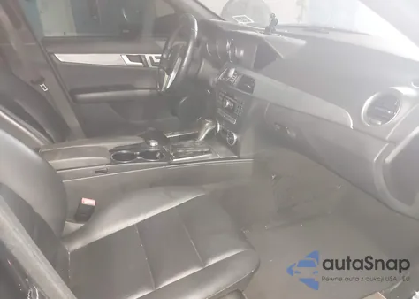 2013 Mercedes-Benz C 300 Sport 4Matic z USA, uszkodzony, nr VIN WDDGF8AB6DA816843